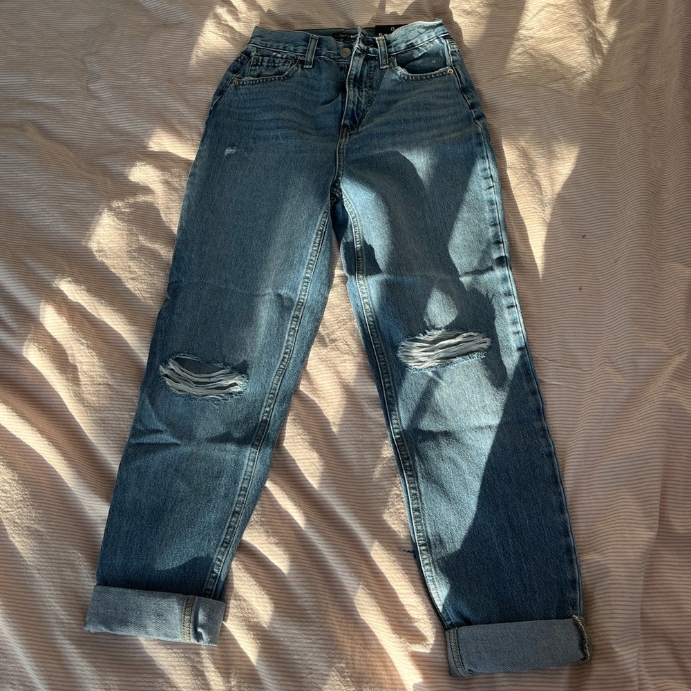 STRAIGHT RIPPED JEANS